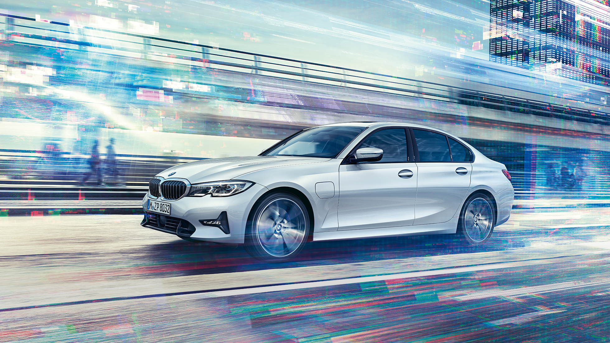 BMW 3 serijos sedano 330e, važiuojančio keliu, vaizdas iš šono Keliu važiuojančio BMW 3 serijos sedano 330e vaizdas iš šono miesto fone