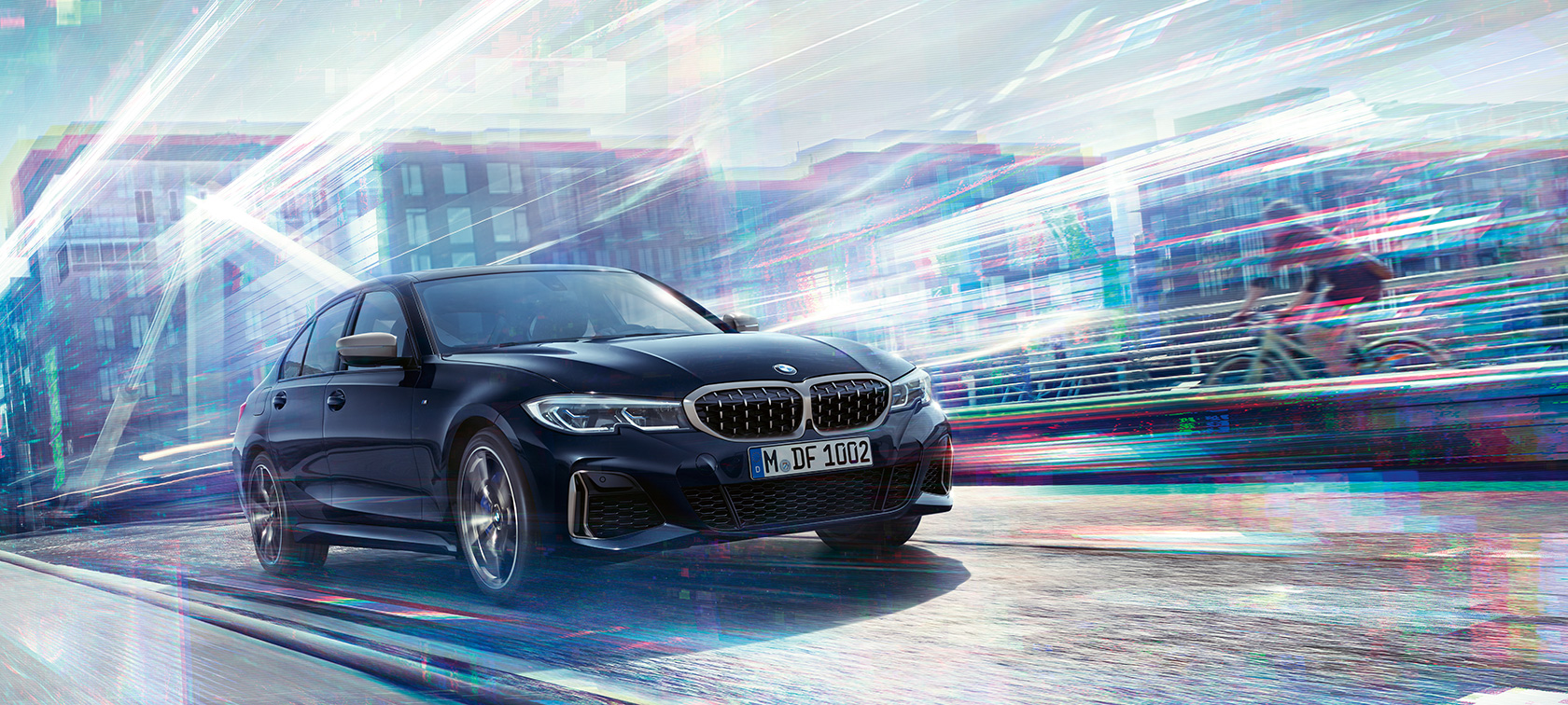 BMW 3 serijos sedanas, BMW M340i xDrive Keliu važiuojančio BMW M340i xDrive trijų ketvirčių vaizdas iš šono su miesto fone