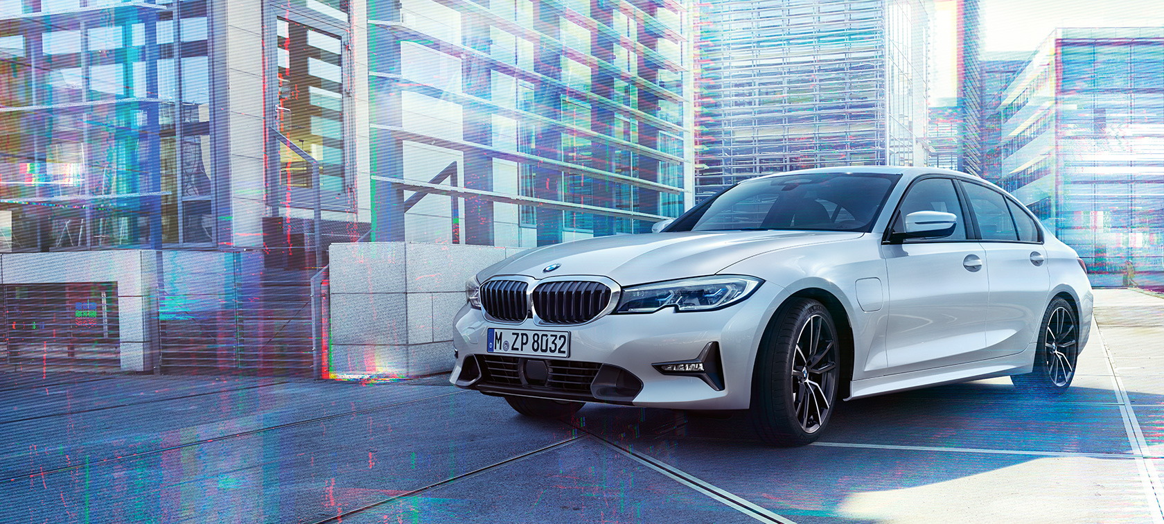 BMW 3 serijos sedanas 330e. BMW 3 serijos sedano 330e trijų ketvirčių vaizdas iš priekio miesto fone.
