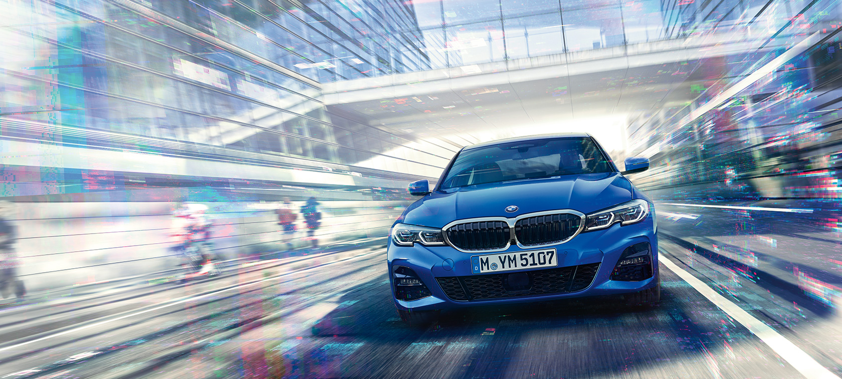BMW 3 serijos sedanas, vaizdas iš priekio Pro stiklinį pastatą važiuojančio BMW 3 serijos sedano vaizdas iš priekio dieną