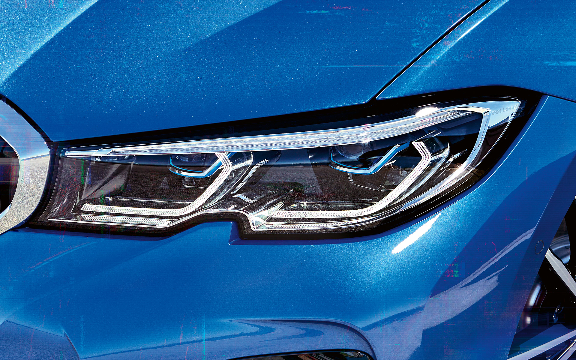 BMW 3 serijos sedanas (G20), BMW Laserlight lazeriniai žibintai BMW 3 serijos sedanas (G20), BMW Laserlight lazeriniai žibintai Dešiniojo priekinio žibinto su BMW Laserlight priartintas vaizdas iš šono.