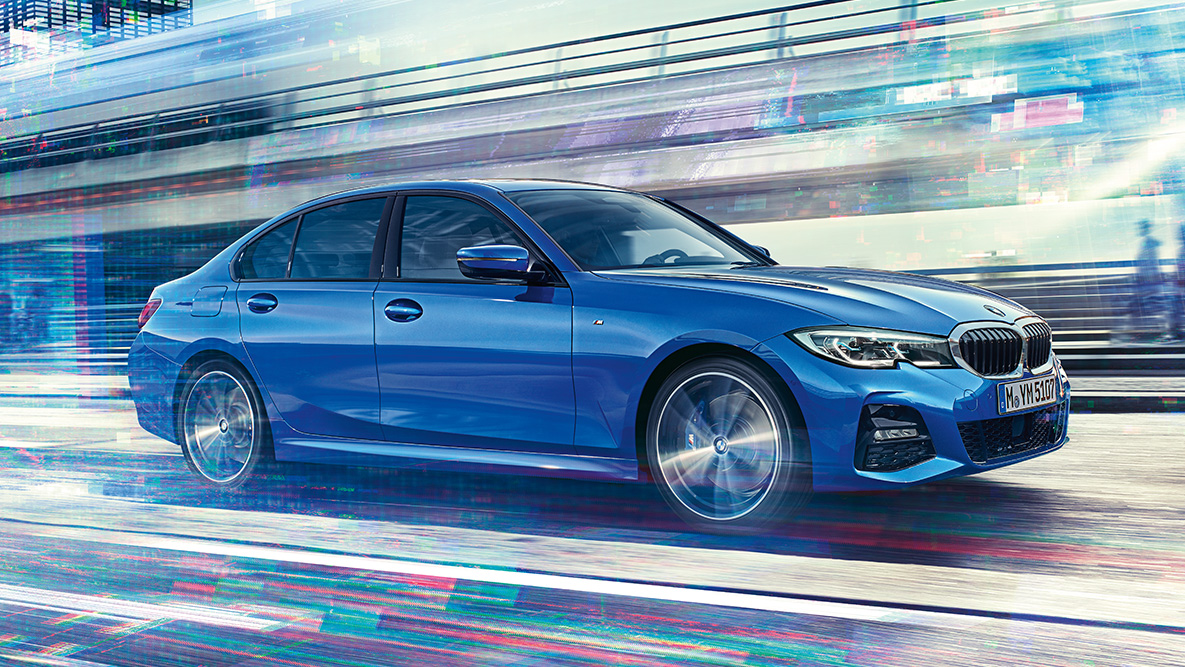 Važiuojančio BMW 3 serijos sedano (G20) vaizdas iš šono Miesto fone dienos metu važiuojančio BMW 3 serijos sedano (G20) vaizdas iš šono