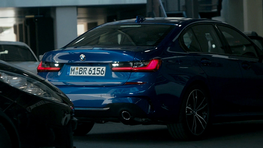 BMW 3 serijos sedanas (G20) su atbulinės eigos asistentu BMW 3 serijos sedanas (G20) su atbulinės eigos asistentu, ekrano vairuotojo erdvėje vaizdas iš arti