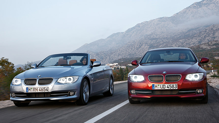 BMW 3 serijos sedanas E90 BMW 3 serijos kabrioletas E93 penktoji karta vaizdas iš priekio gatvėje BMW 3 serijos modeliai BMW 3 serijos sedanas E90 BMW 3 serijos kabrioletas E93 penktoji karta vaizdas iš priekio gatvėje