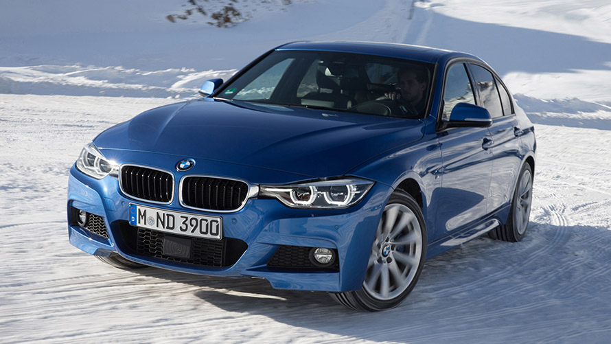 BMW 3 serijos sedanas F30 šeštoji karta trijų ketvirčių vaizdas iš priekio sniege BMW 3 serijos modeliai BMW 3 serijos sedanas F30 šeštoji karta trijų ketvirčių vaizdas iš priekio sniege