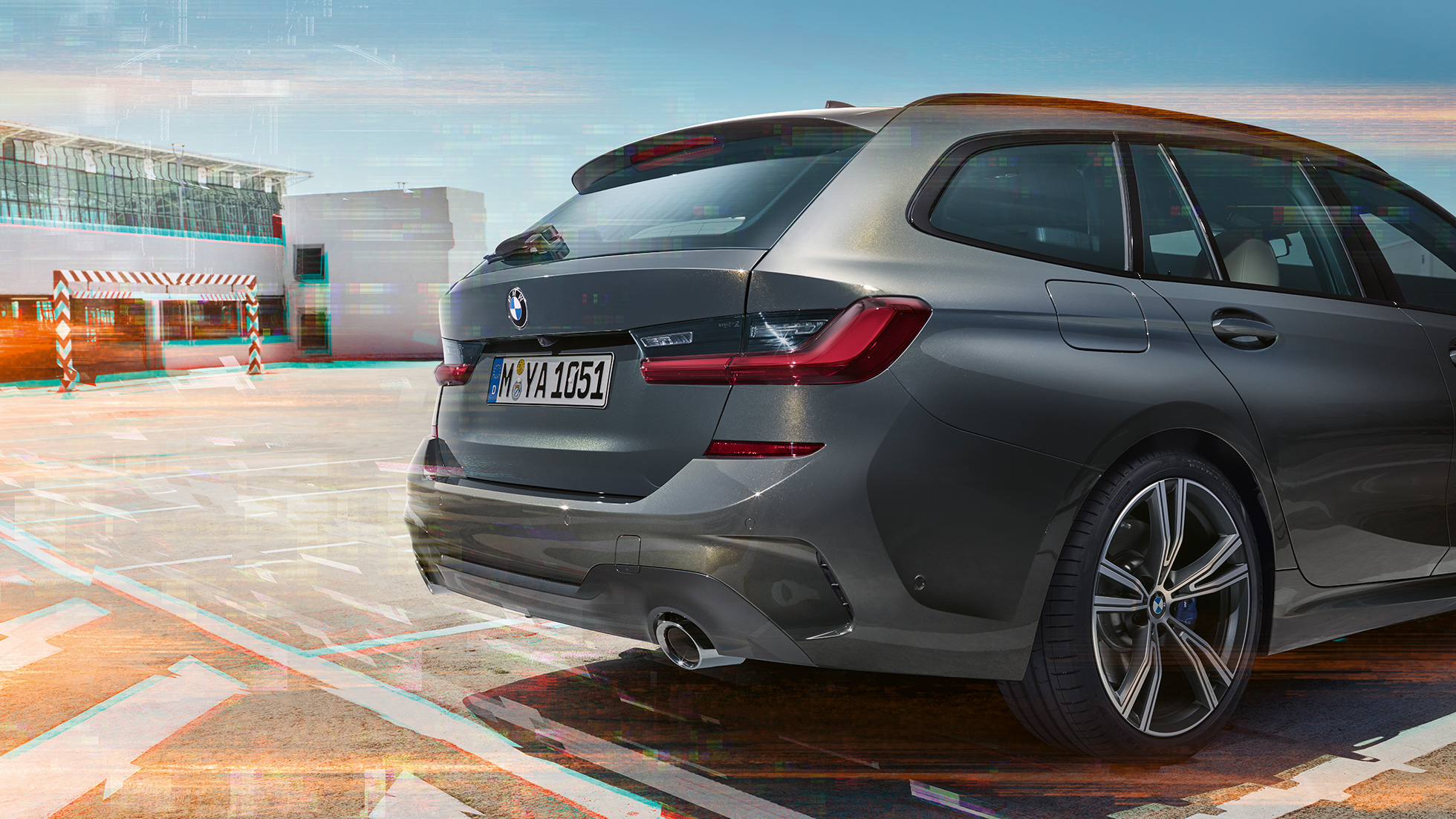BMW 3 serijos Touring, automobilio trijų ketvirčių vaizdas iš galo stovėjimo aikštelėje BMW 3 serijos Touring, automobilio trijų ketvirčių vaizdas iš galo stovėjimo aikštelėje miesto fone