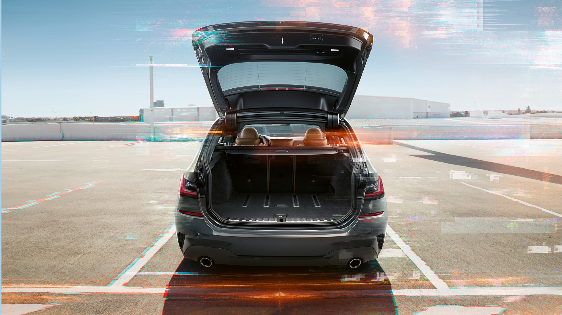 BMW 3 serijos Touring, automobilio atidaryta bagažine vaizdas iš galo BMW 3 serijos Touring, automobilio atidaryta bagažine vaizdas iš galo stovėjimo aikštelėje miesto fone