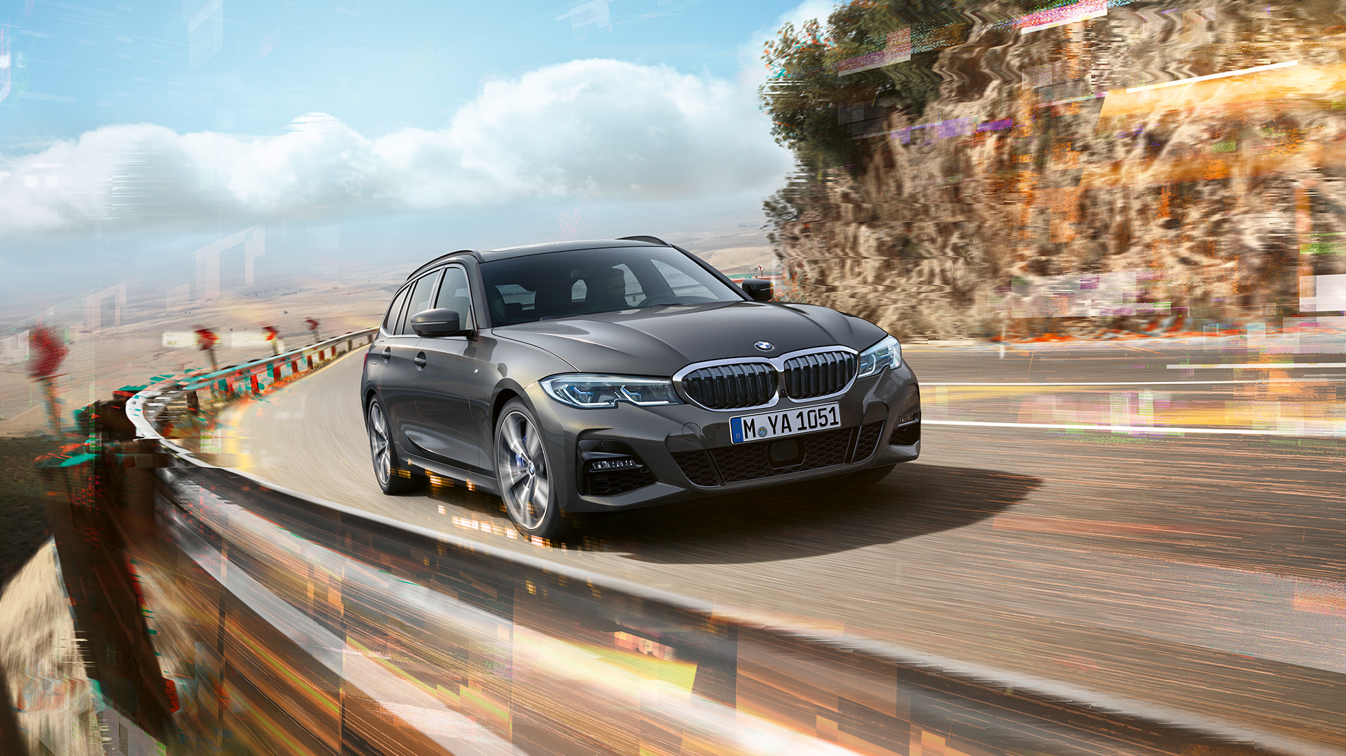 BMW 3 serijos Touring, trijų ketvirčių vaizdas iš priekio BMW 3 serijos Touring, tiltu važiuojančio automobilio kaimo fone trijų ketvirčių vaizdas iš priekio