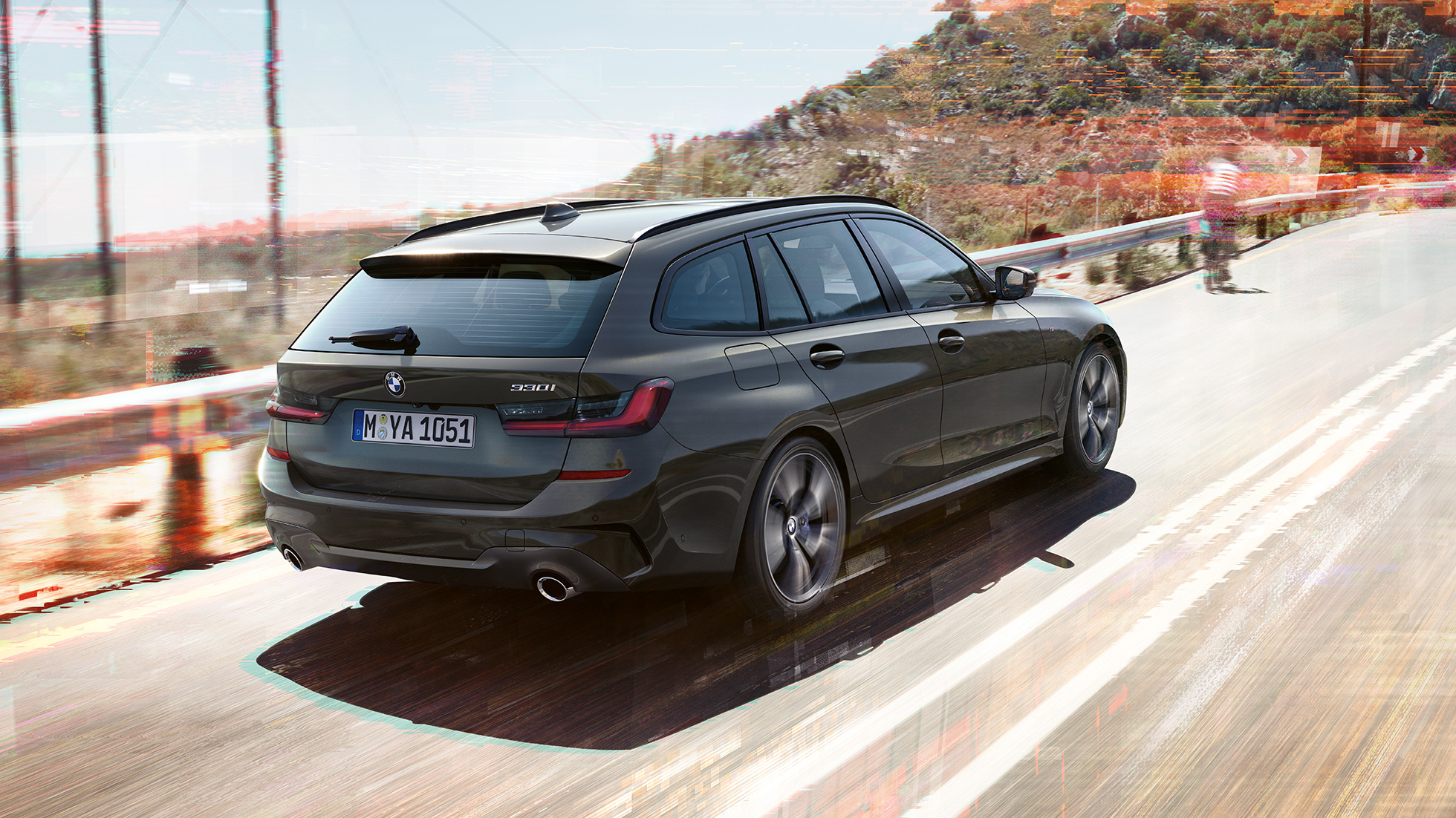 BMW 3 serijos Touring, tiltu važiuojančio automobilio kaimo fone trijų ketvirčių vaizdas iš priekio BMW 3 serijos Touring, tiltu važiuojančio automobilio kaimo fone trijų ketvirčių vaizdas iš galo