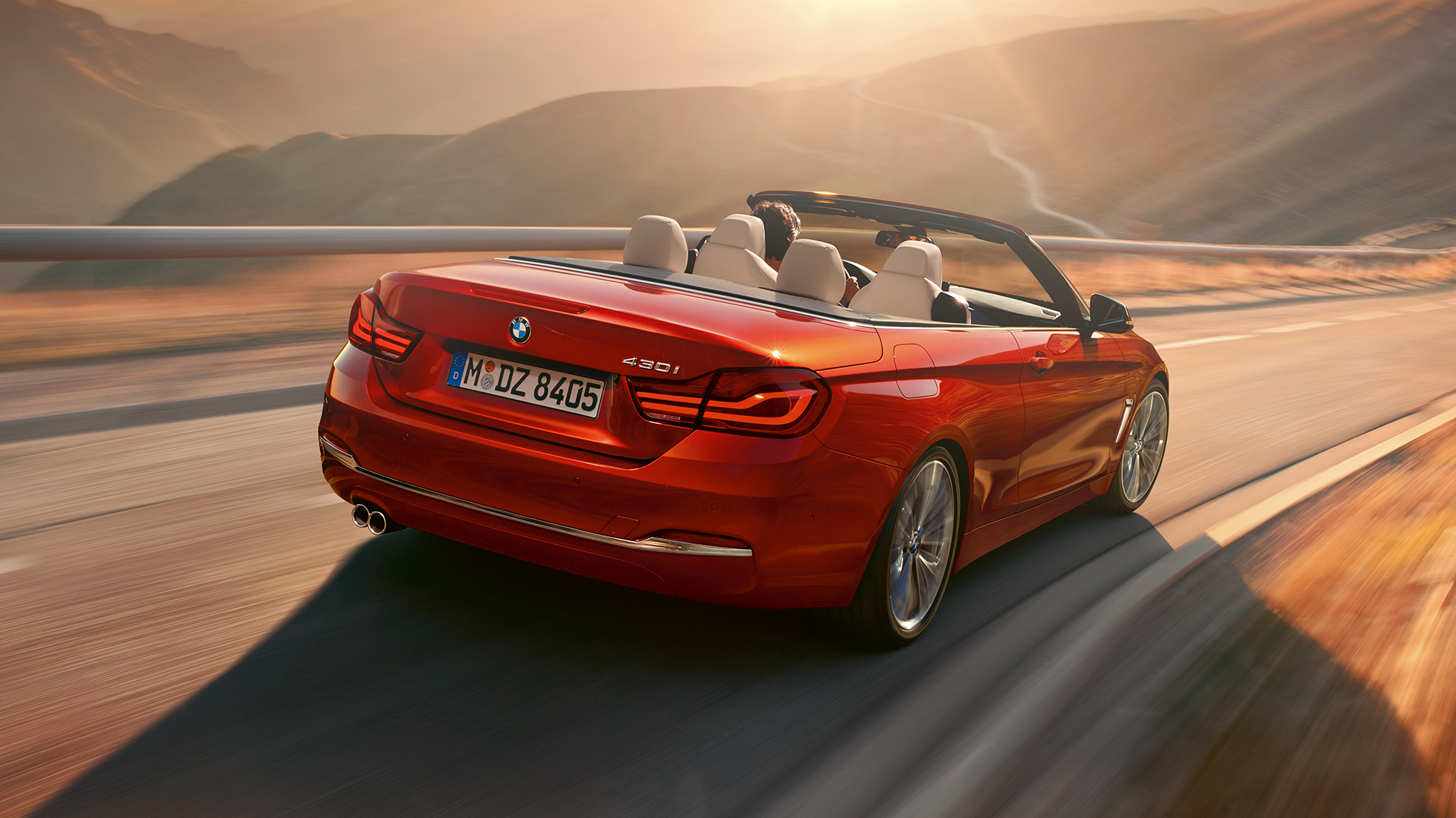 BMW 4 serijos kabrioletas, važiuojančio automobilio vaizdas iš galo BMW 4 serijos kabrioletas, važiuojančio automobilio vaizdas iš galo