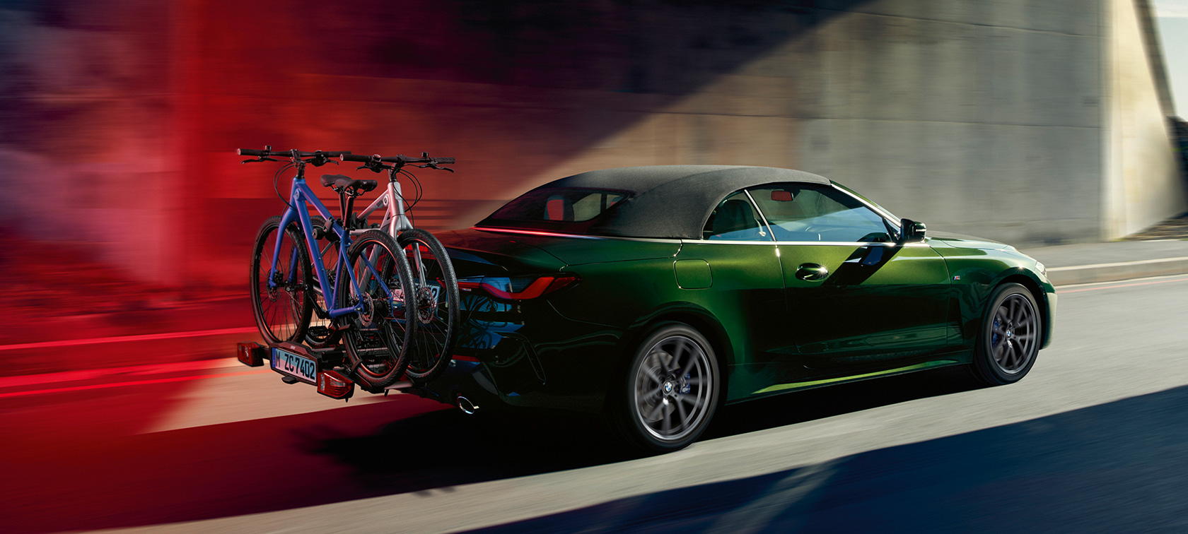 Trijų ketvirčių vaizdas iš galo, dviračių laikiklis BMW Rear Bicycle Rack Pro 2.0 BMW 4 serijos kabrioletas G23 2020 BMW 4 serijos kabrioletas G23 žalios „Sanremo Green“ metaliko spalvos 2020 trijų ketvirčių vaizdas iš galo su BMW gale montuojamu dviračių laikikliu Bike rack Pro 2.0