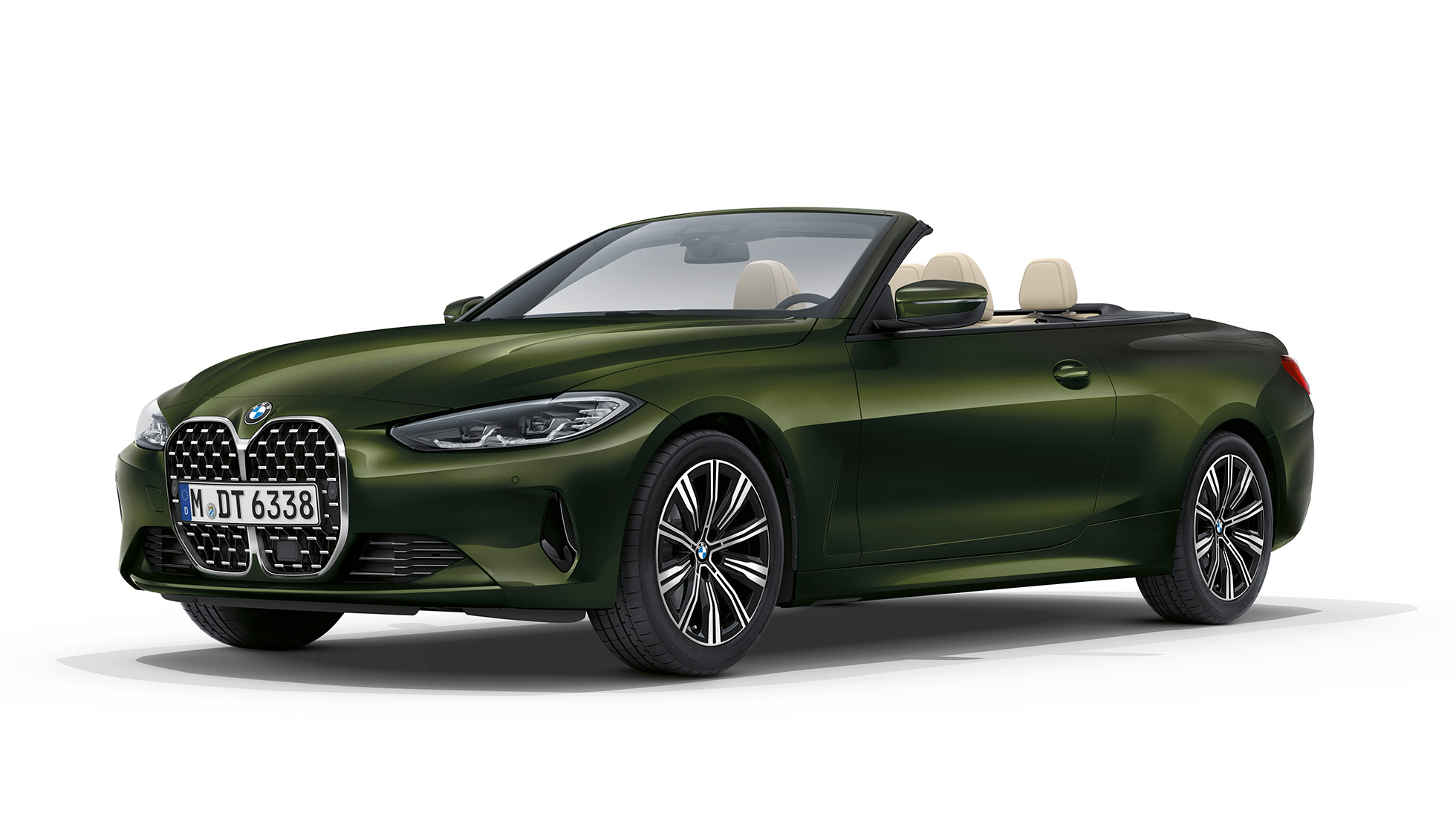 BMW 4 serijos kabrioleto G23 2020 žalios „Sanremo Green“ metaliko spalvos bazinio modelio trijų ketvirčių vaizdas iš priekio BMW 4 serijos kabrioleto G23 2020 bazinės komplektacijos modelis, "Bluestone" metaliko spalvos, trijų ketvirčių vaizdas iš priekio