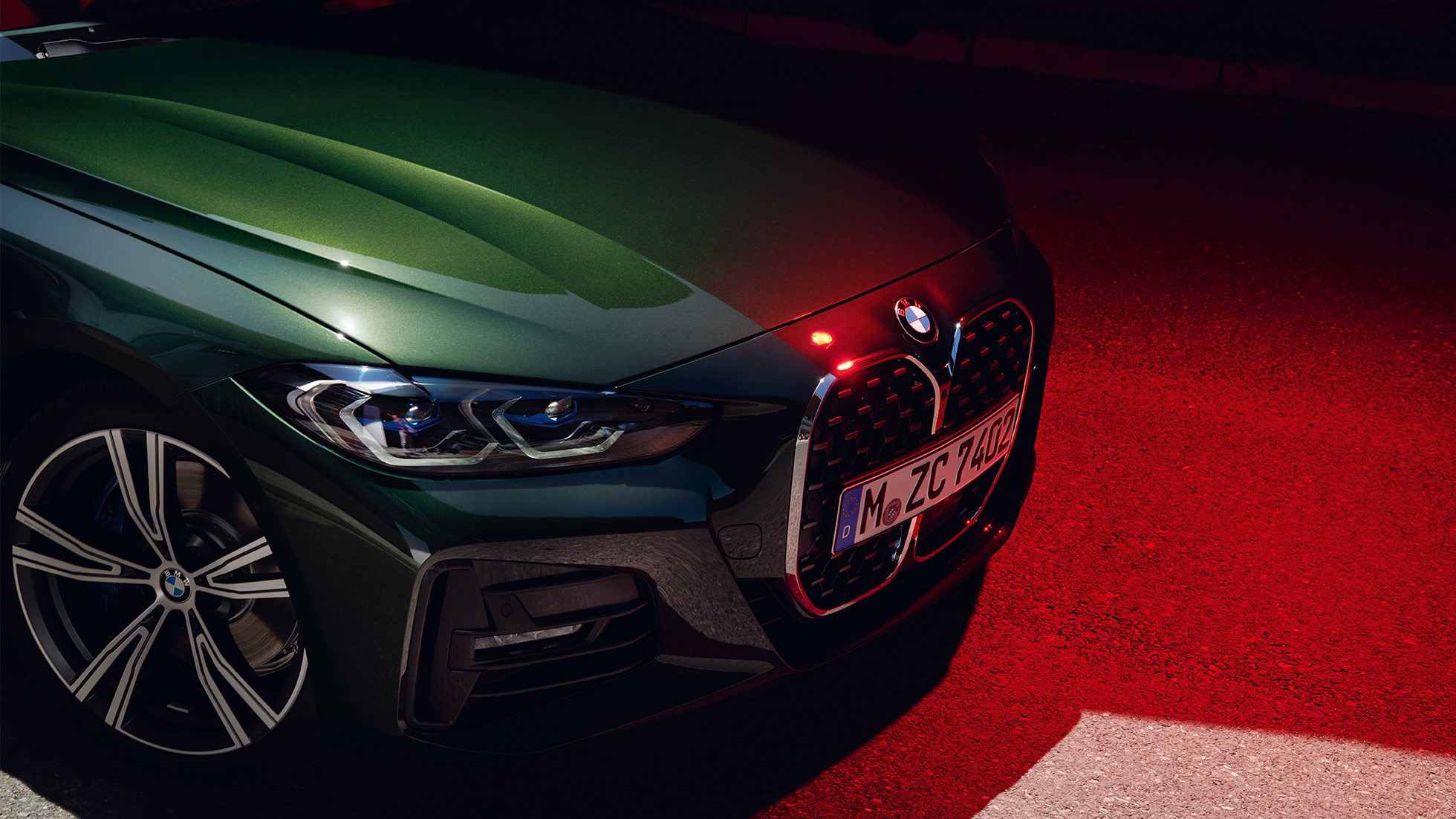 Vaizdas iš priekio su dvigubomis priekinėmis grotelėmis, BMW 4 serijos kabrioletas G23 2020 BMW 4 serijos kabrioletas G23 2020 žalios „Sanremo Green“ metaliko spalvos, stovinčio automobilio trijų ketvirčių vaizdas iš priekio, dvigubos priekinės grotelės iš arti