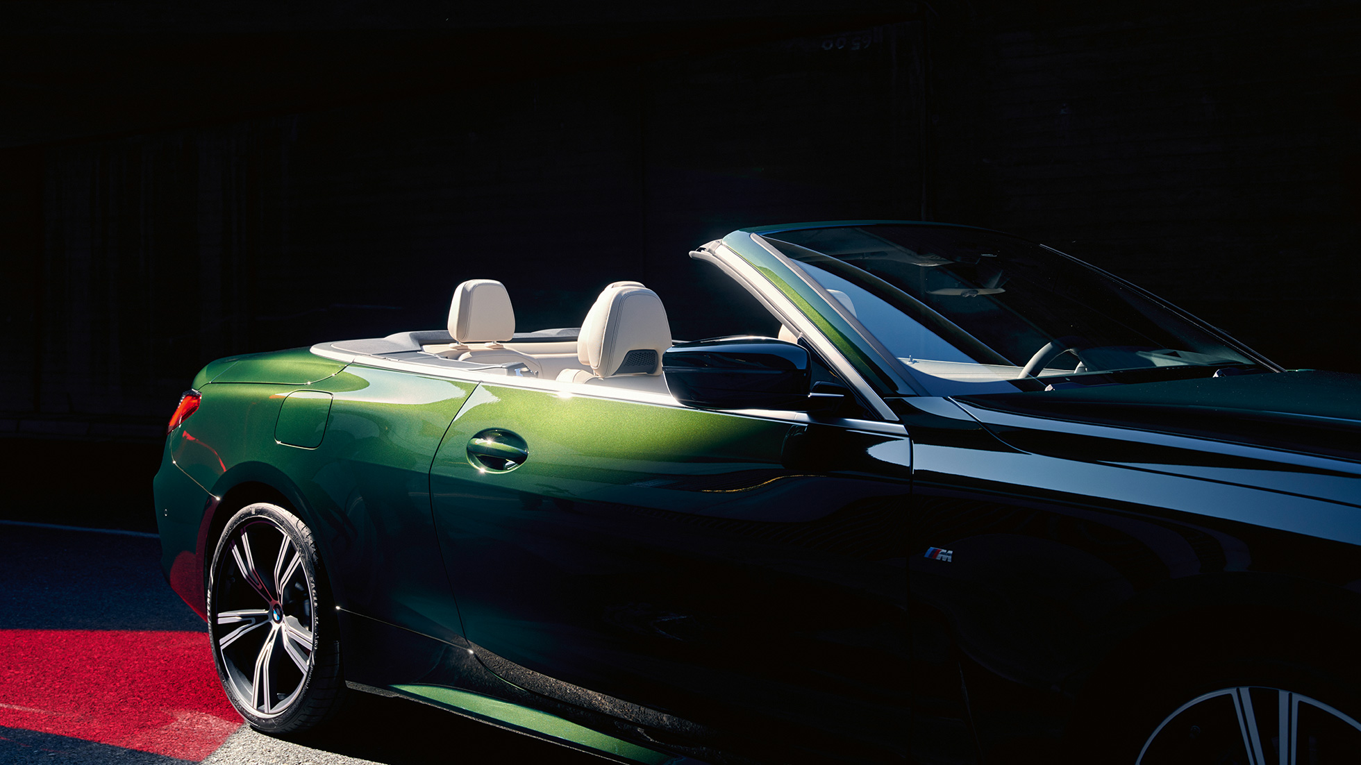 Trijų ketvirčių vaizdas iš priekio, keliu važiuojantis BMW 4 serijos kabrioletas G23 2020 BMW 4 serijos kabrioleto G23 2020 žalios „Sanremo Green“ metaliko spalvos važiuojančio automobilio trijų ketvirčių vaizdas iš priekio