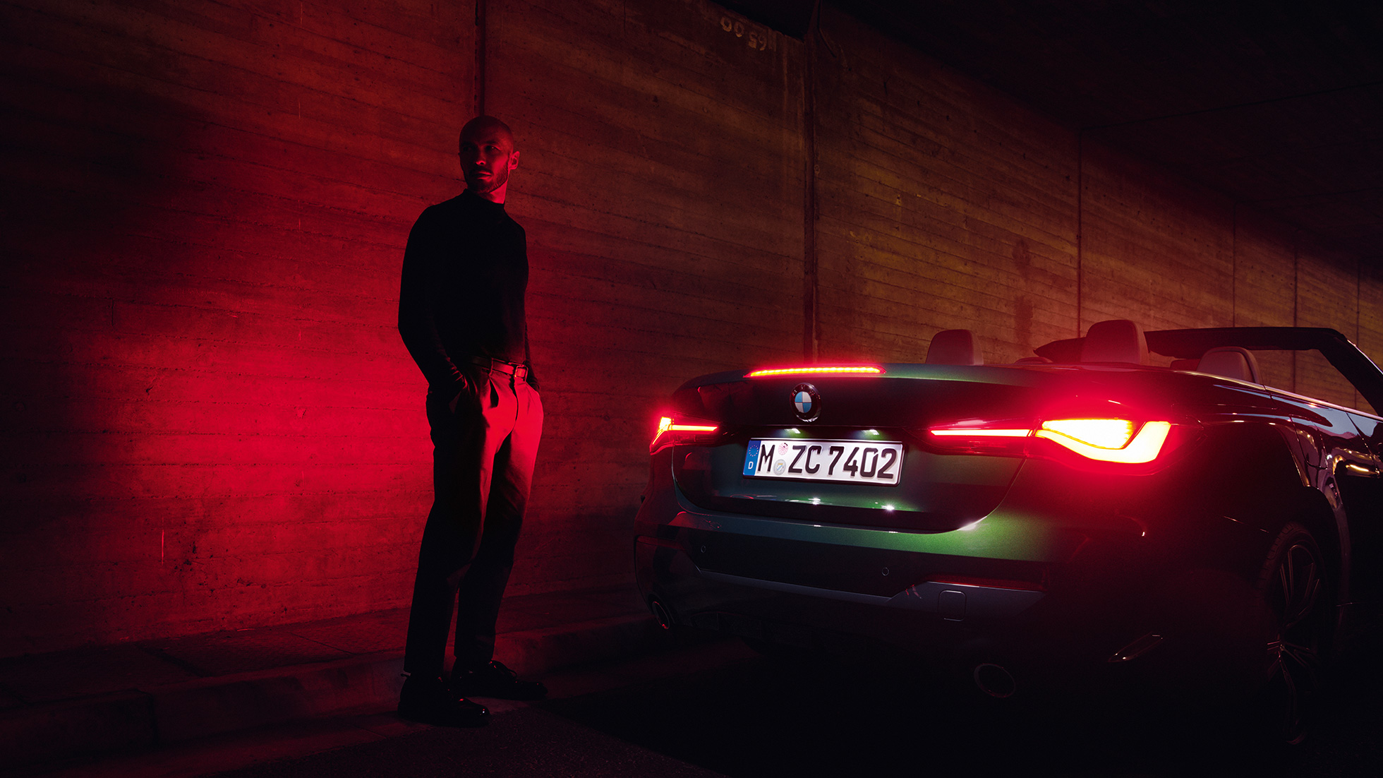 Vaizdas iš šono su atviru stogu, BMW 4 serijos kabrioletas G23 2020 BMW 4 serijos kabrioleto G23 2020 žalios „Sanremo Green“ metaliko spalvos trijų ketvirčių vaizdas iš priekio su atviru stogu