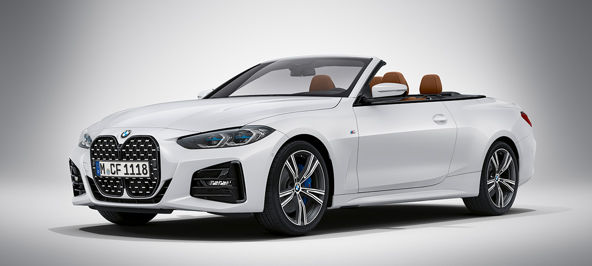 BMW 4 serijos kabrioletas G23 2020 BMW Individual balto „Frozen Brilliant White“ metaliko spalvos BMW 4 serijos kabrioletas G23 2020 kabrioletas balto „Frozen Brilliant White“ metaliko spalvos, stovinčio automobilio trijų ketvirčių vaizdas iš priekio