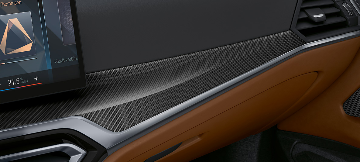 BMW Individual anglies pluošto „Carbon Fibre“ interjero apdaila su „Pearl Chrome“ apdailos akcentu, BMW 4 serijos kabrioleto Individual G23 2020, interjeras BMW Individual anglies pluošto „Carbon Fibre“ interjero apdaila su „Pearl Chrome“ apdailos akcentu BMW 4 serijos kabrioleto Individual G23 2020 interjeras