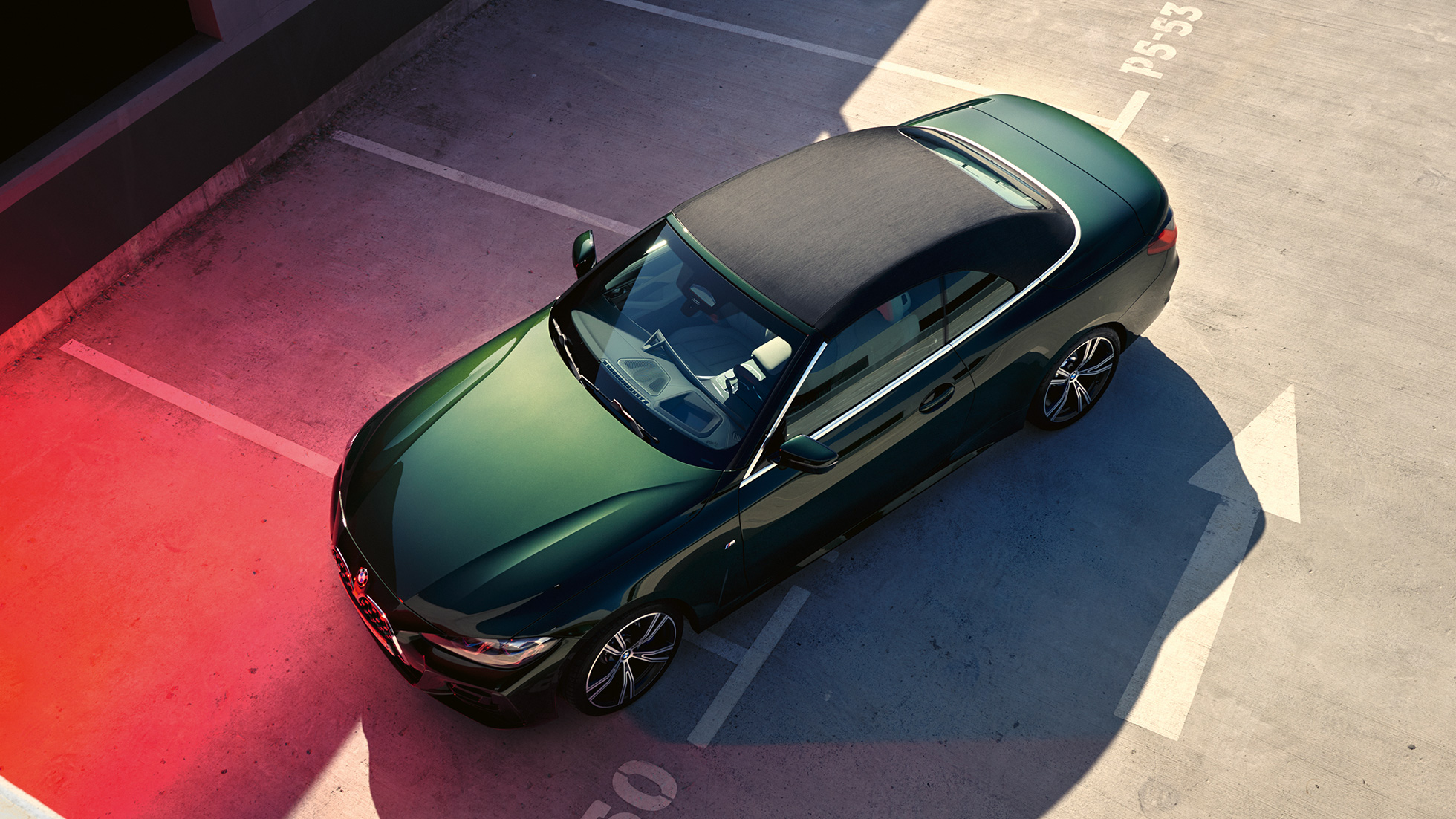 Minkšto stogo vaizdas iš paukščio skrydžio, BMW 4 serijos kabrioletas G23 2020 BMW 4 serijos kabrioleto G23 2020 žalios „Sanremo Green“ metaliko spalvos minkšto stogo vaizdas iš paukščio skrydžio