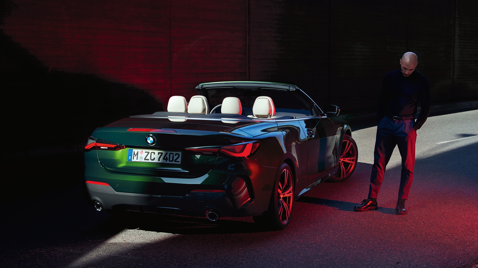 Trijų ketvirčių vaizdas iš galo su galiniais žibintais, BMW 4 serijos kabrioletas G23 2020 BMW 4 serijos kabrioleto G23 2020 žalios „Sanremo Green“ metaliko spalvos važiuojančio automobilio trijų ketvirčių vaizdas iš galo su galiniais žibintais