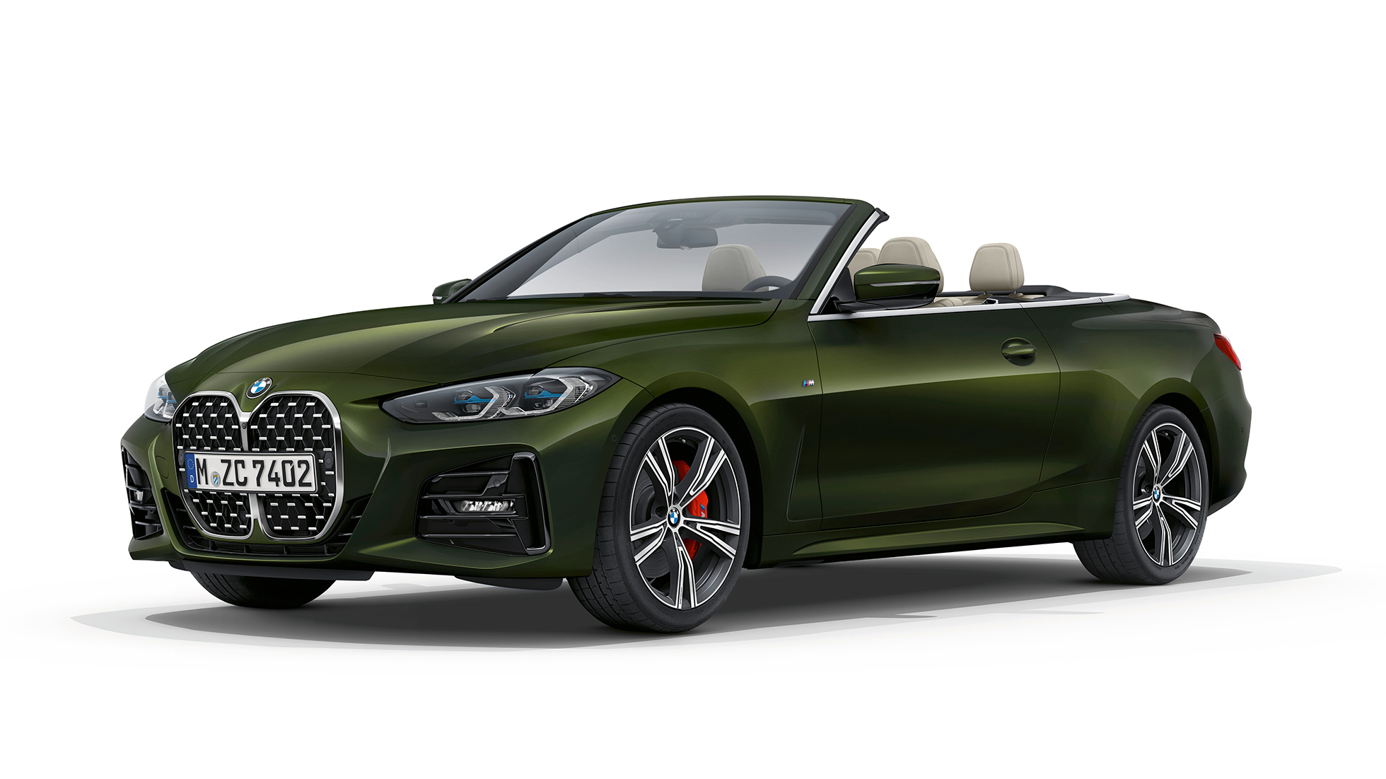 Trijų ketvirčių vaizdas iš priekio, BMW 4 serijos kabrioletas Modelis M Sport G23 2020 BMW 4 serijos kabrioleto G23 2020 modelis M Sport žalios "Sanremo Green" metaliko spalvos, trijų ketvirčių vaizdas iš priekio