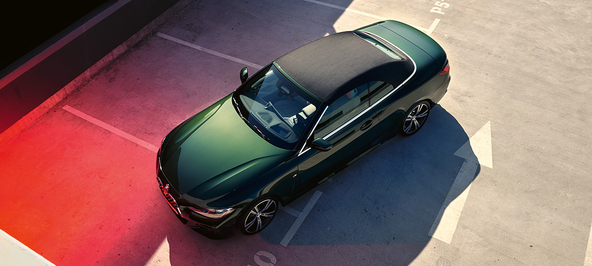 Minkštas stogas, BMW 4 serijos kabrioletas G23 2020 BMW 4 serijos kabrioleto G23 2020 žalios „Sanremo Green“ metaliko spalvos minkštas stogas iš paukščio skrydžio