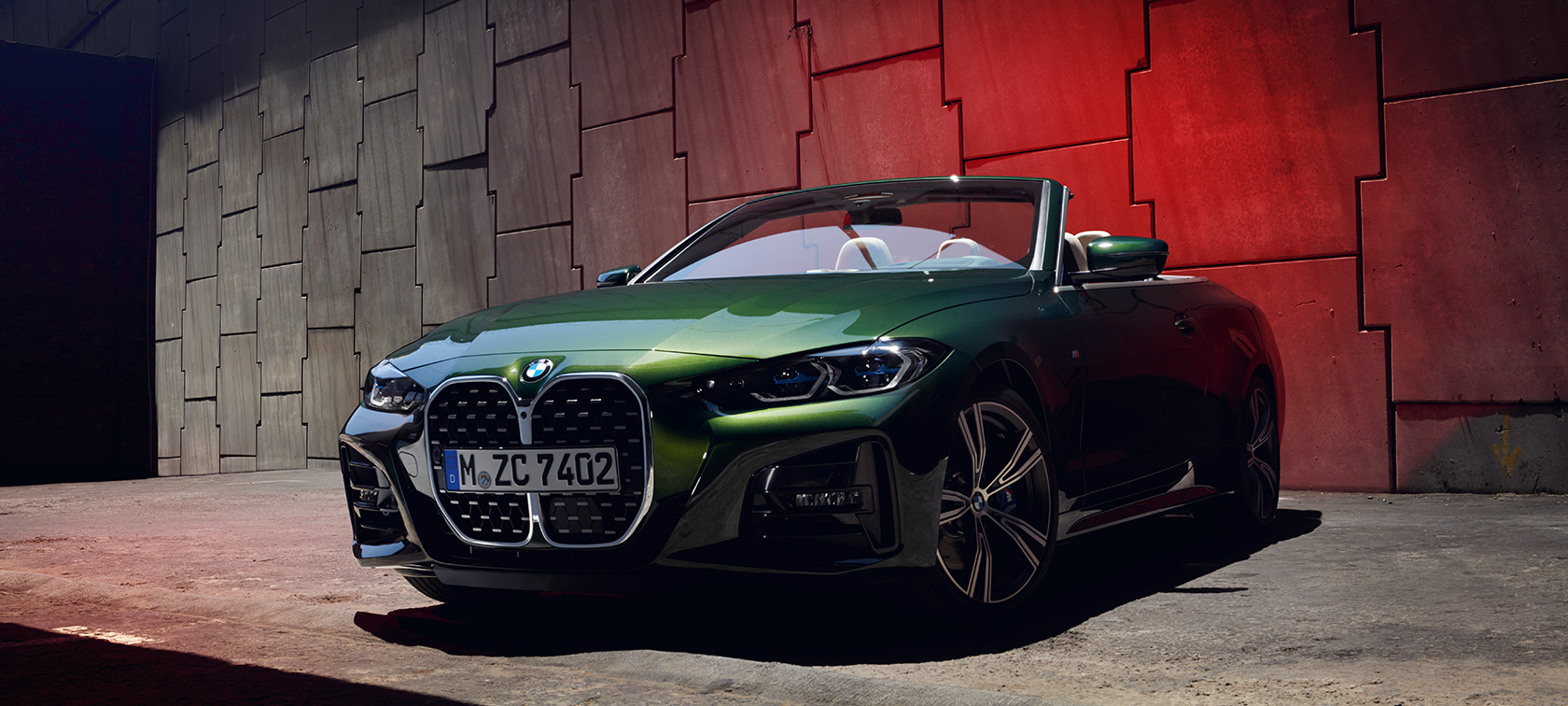 BMW 4 serijos kabrioleto G23 2020 žalios „Sanremo Green“ metaliko spalvos trijų ketvirčių vaizdas iš priekio 