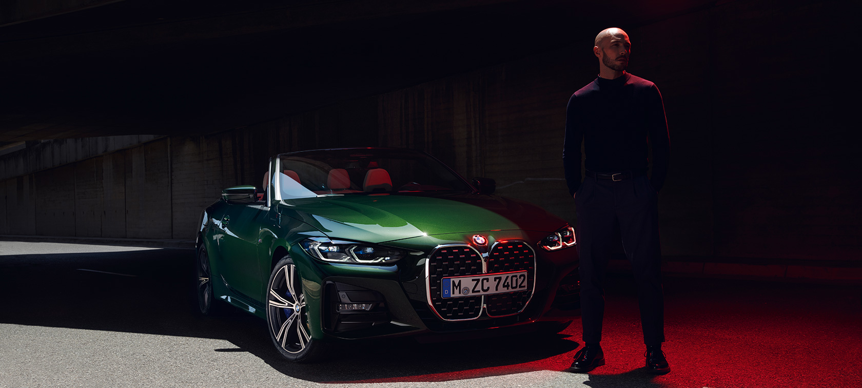 BMW 4 serijos kabrioleto G23 2020 žalios „Sanremo Green“ metaliko spalvos trijų ketvirčių vaizdas iš priekio su modeliu