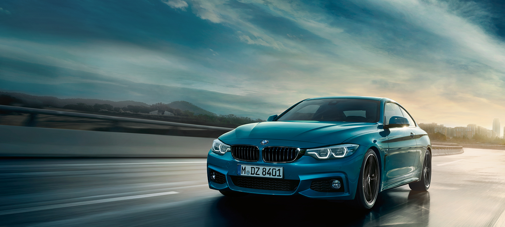 Važiuojančio BMW 4 serijos Coupé vaizdas Važiuojančio BMW 4 serijos Coupé vaizdas