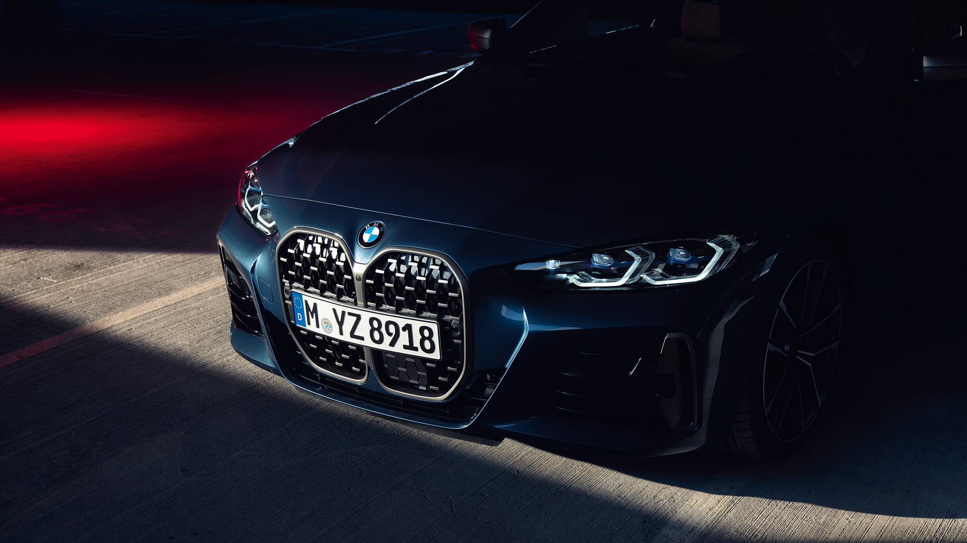 BMW 4 serijos kupė G22 2020 vaizdas iš priekio su dvigubomis priekinėmis grotelėmis BMW 4 serijos kupė G22 2020 Arctic Race Blue mėlyno metaliko spalvos, priartintas vaizdas iš priekio su dvigubomis priekinėmis grotelėmis