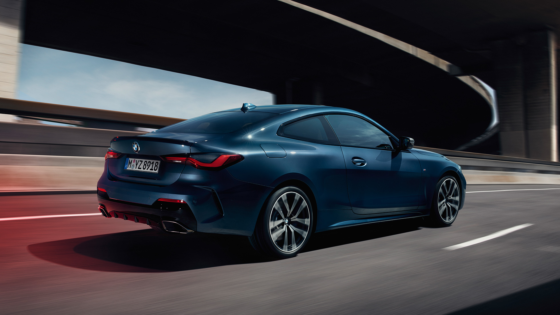 Trijų ketvirčių vaizdas iš šono, BMW 4 serijos kupė G22 2020 BMW 4 serijos kupė G22 2020 Arctic Race Blue mėlyno metaliko spalvos trijų ketvirčių vaizdas iš šono veiksme