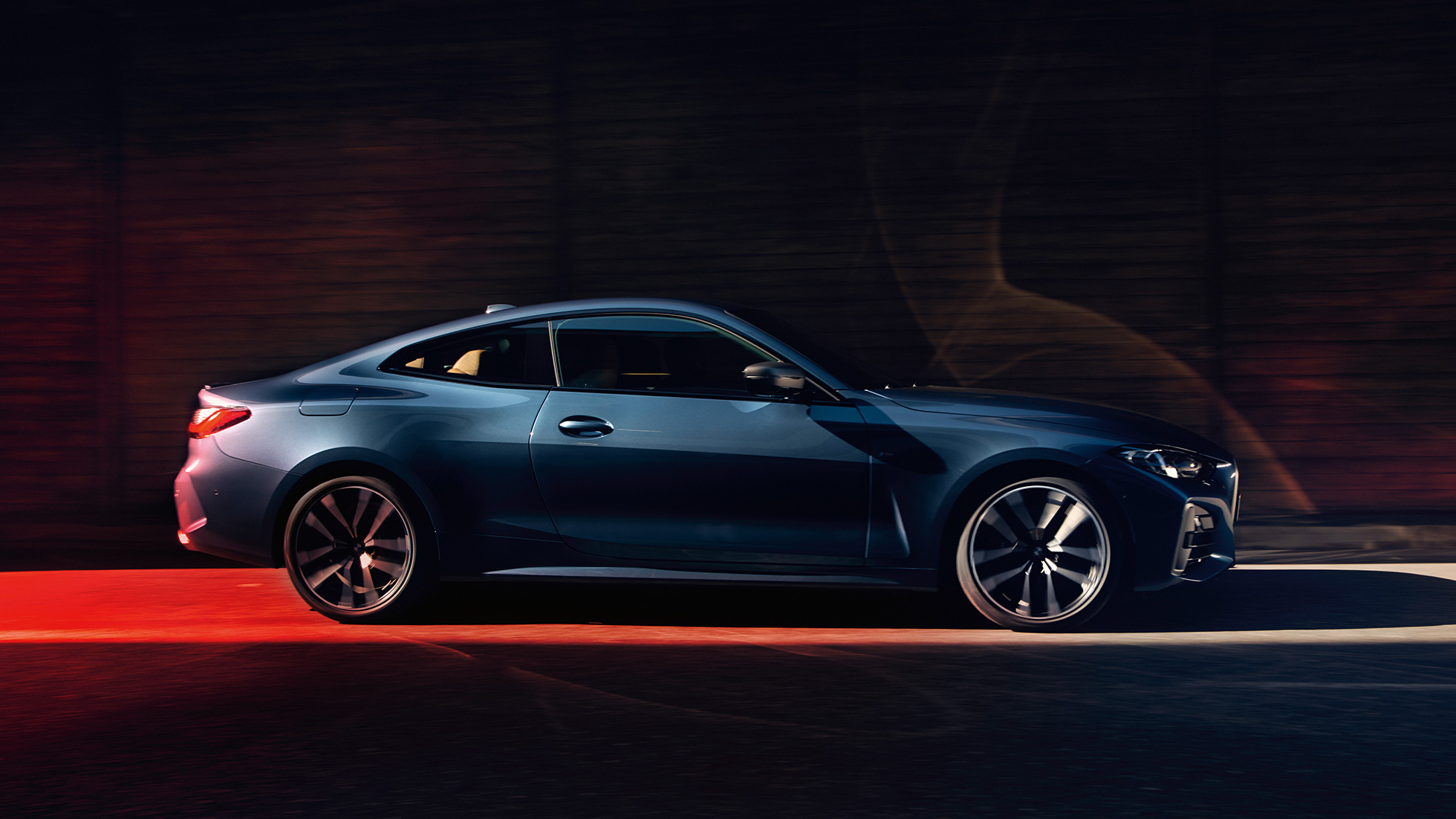 BMW 4 serijos kupė G22 2020 vaizdas iš šono BMW 4 serijos kupė G22 2020 Arctic Race Blue mėlyno metaliko spalvos vaizdas iš šono veiksme