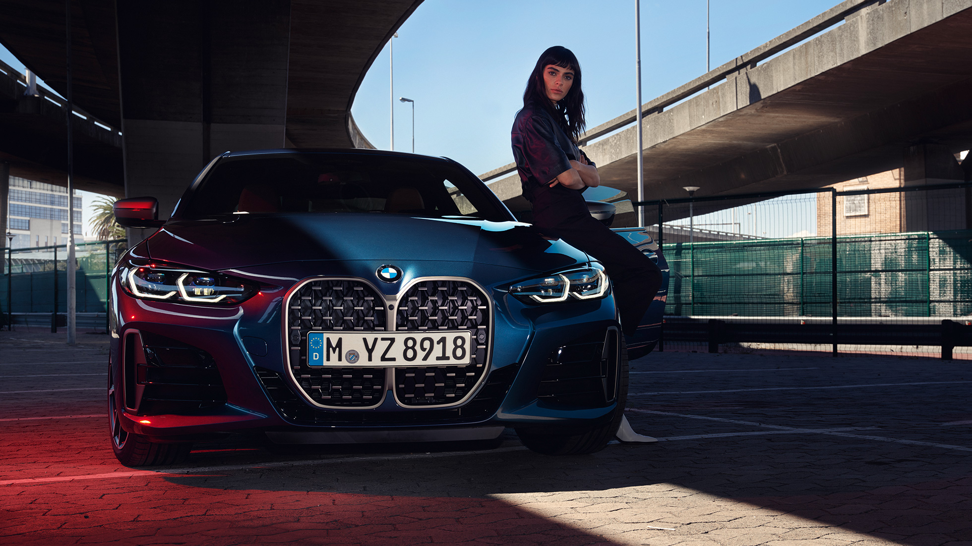 BMW 4 serijos kupė G22 2020 su dvigubomis priekinėmis grotelėmis ir priekiniais žibintais vaizdas iš priekio BMW 4 serijos kupė G22 2020 Arctic Race Blue mėlyno metaliko spalvos vaizdas iš priekio su dvigubomis priekinėmis grotelėmis ir priekiniais žibintais ir modeliu