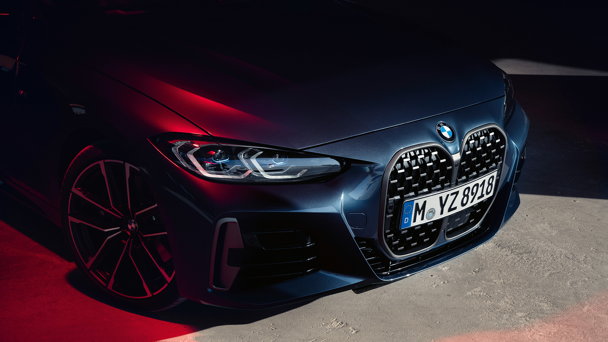 Trijų ketvirčių vaizdas iš priekio, BMW dvigubos priekinės grotelės, BMW 4 serijos kupė G22 2020 BMW 4 serijos kupė G22 2020 mėlyno Arctic Race Blue metaliko spalvos trijų ketvirčių vaizdas iš priekio, BMW dvigubos priekinės grotelės