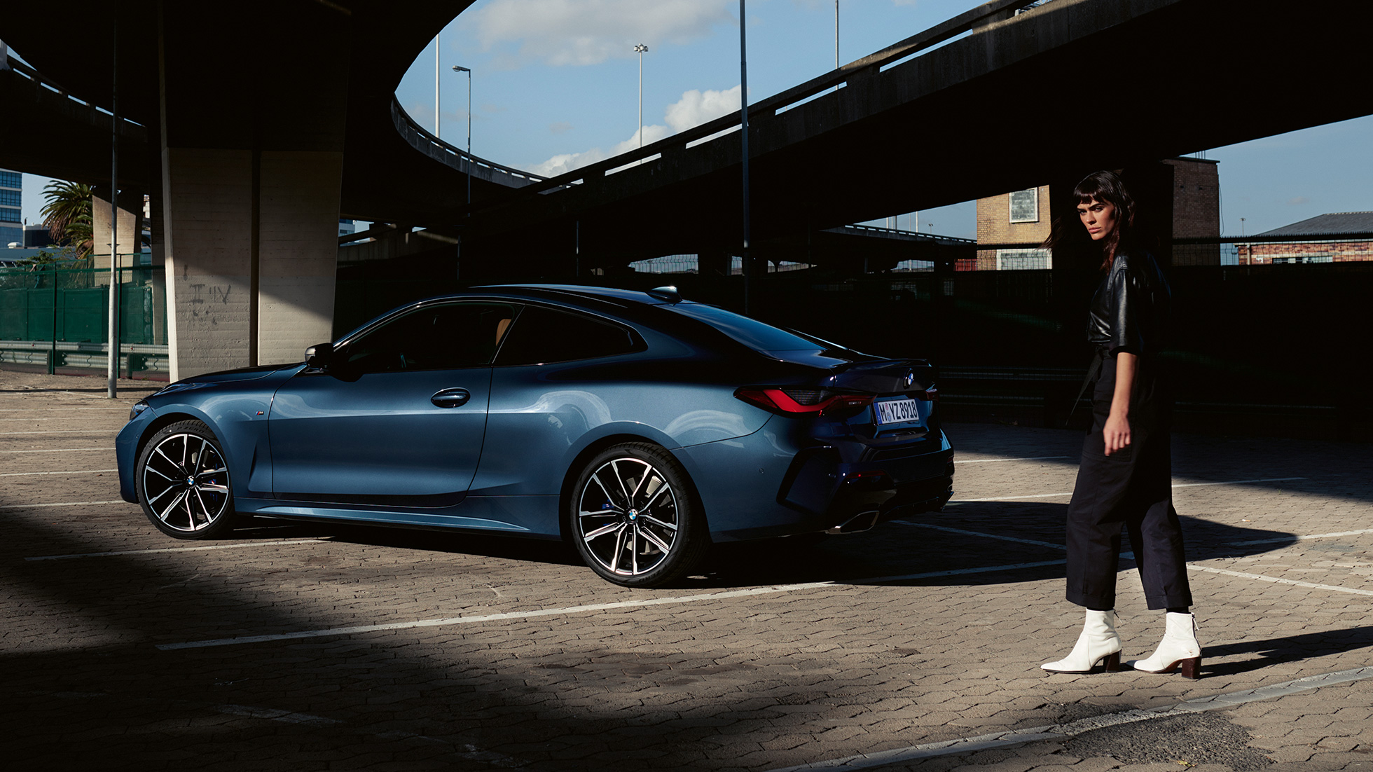 BMW 4 serijos kupė G22 2020 vaizdas iš šono, nuožulni stogo linija BMW 4 serijos kupė G22 2020 mėlyno Arctic Race Blue metaliko spalvos vaizdas iš šono, nuožulni stogo linija