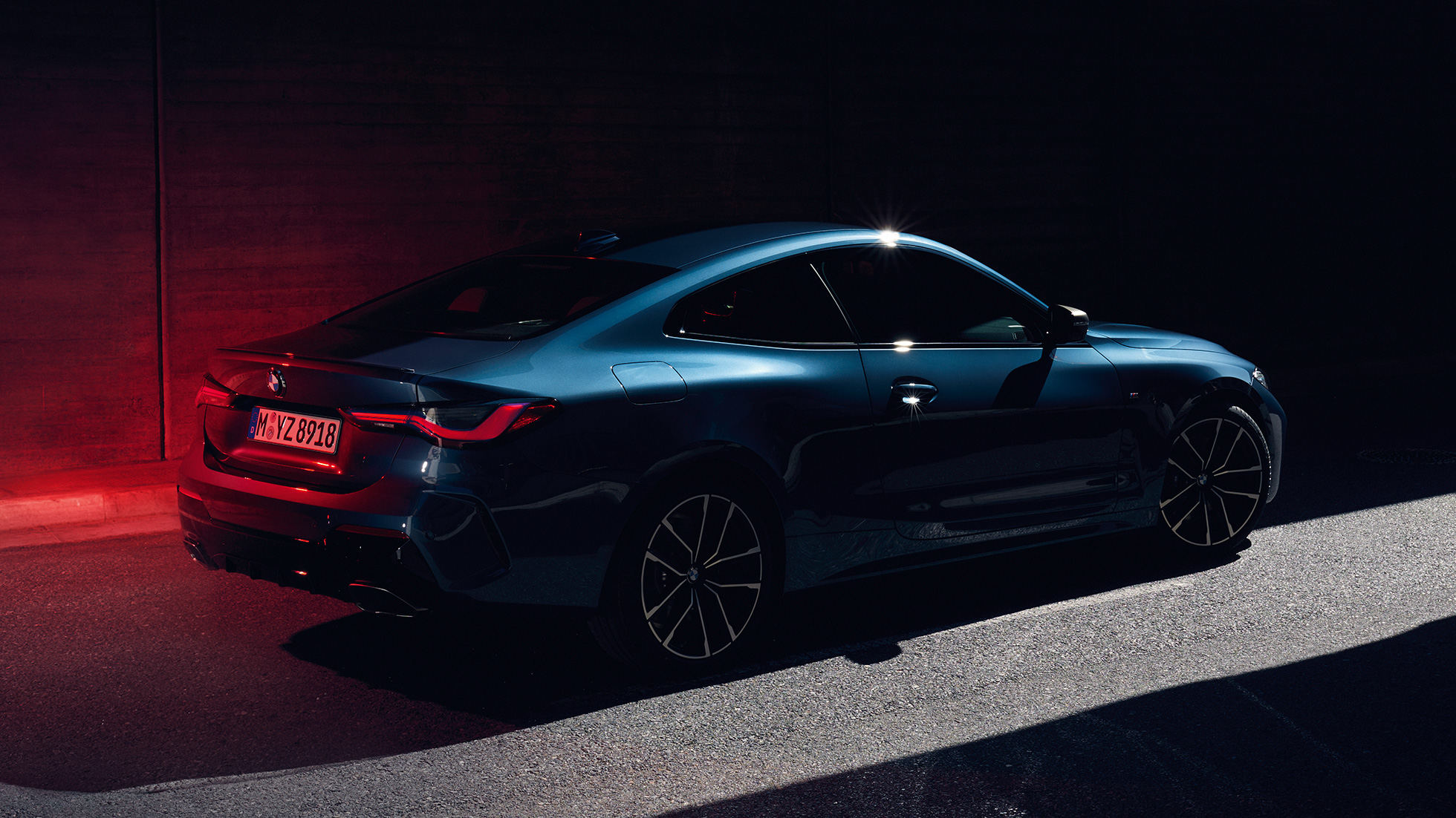 Trijų ketvirčių vaizdas iš galo, Hofmeister Kink galinių durelių lango įlinkio linija, BMW 4 serijos kupė G22 BMW 4 serijos kupė G22 2020 mėlyno Arctic Race Blue metaliko spalvos trijų ketvirčių vaizdas iš galo, Hofmeister Kink galinių durelių lango įlinkio linija