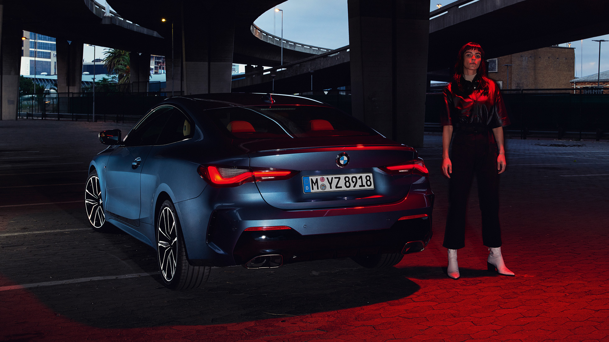 BMW 4 serijos kupė G22 vaizdas iš galo, galiniai žibintai BMW 4 serijos kupė G22 2020 mėlyno Arctic Race Blue metaliko spalvos, trijų ketvirčių vaizdas iš galo, galiniai žibintai