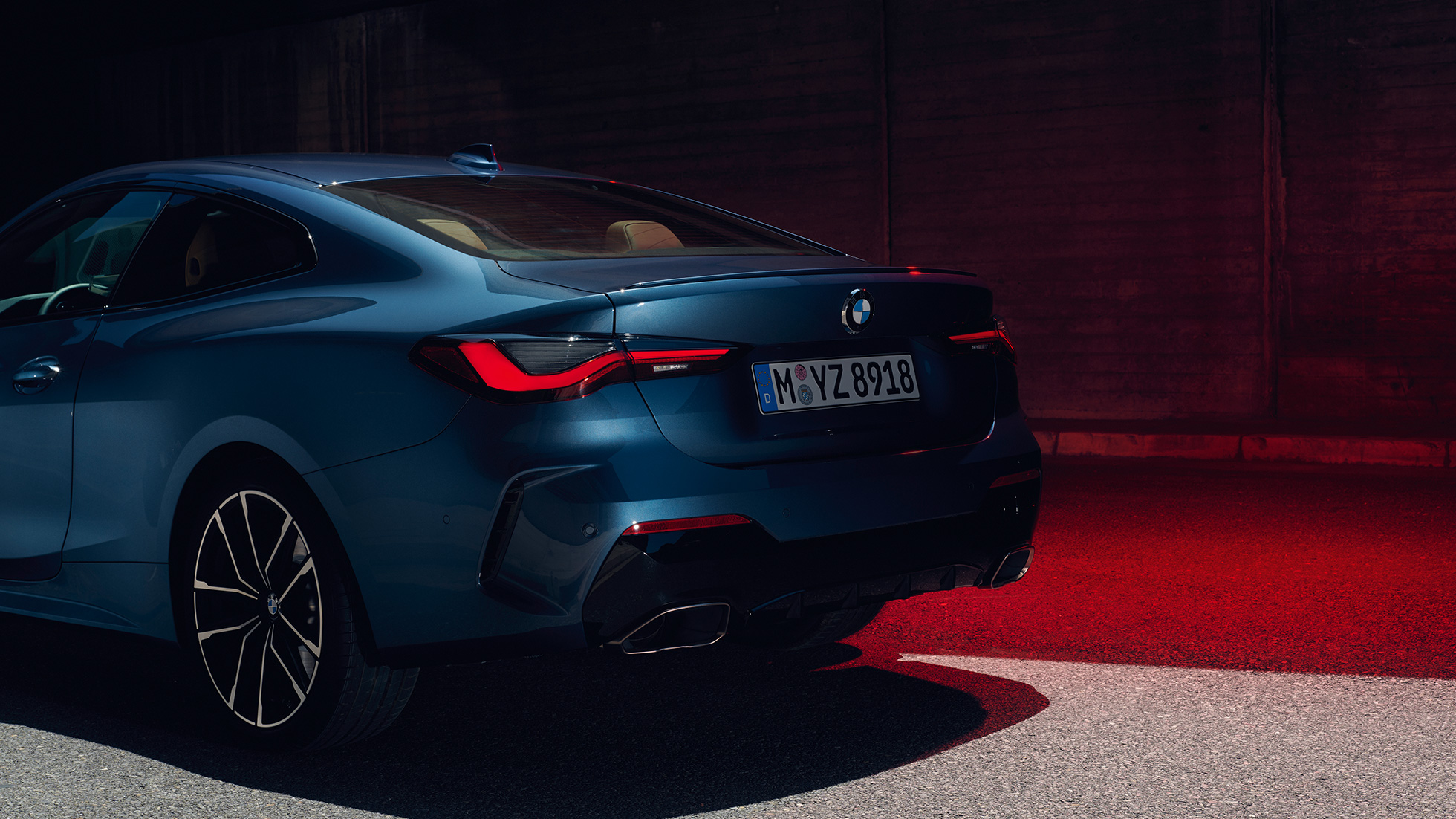 Trijų ketvirčių vaizdas iš galo, išmetimo vamzdžiai, BMW 4 serijos kupė G22 2020 BMW 4 serijos kupė G22 2020 mėlyno Arctic Race Blue metaliko spalvos, trijų ketvirčių vaizdas iš galo, išmetimo vamzdžiai