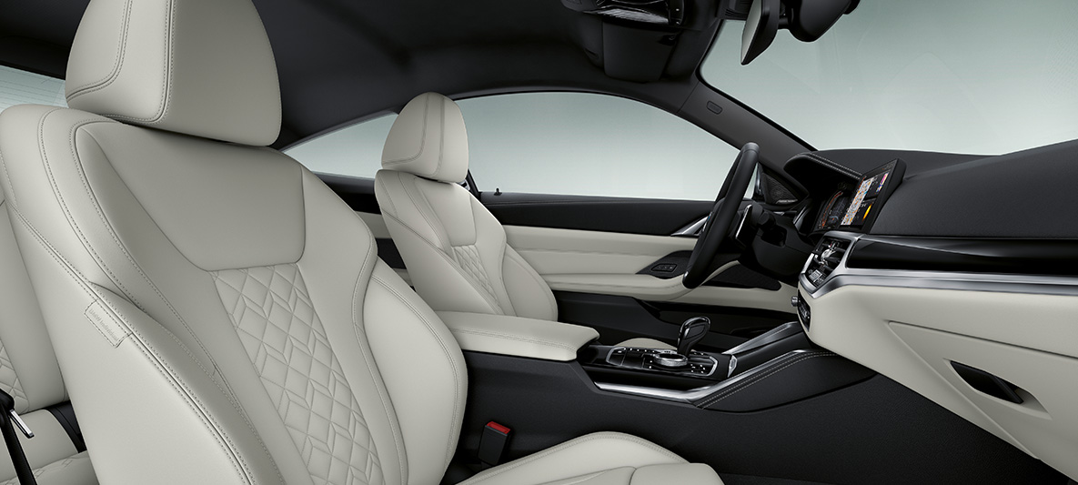Merino odos apdaila Ivory White baltos spalvos, BMW 4 serijos kupė Individual G22 2020 interjeras BMW Individual išplėstinė Merino odos apdaila Ivory White dramblio kaulo spalvos, BMW 4 serijos kupė Individual G22 2020 interjeras, vairuotojo erdvė