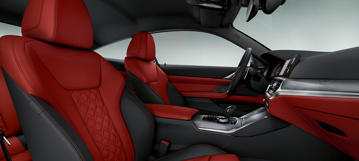 Merino odos apdaila Fiona Red/Black mėlynos/juodos spalvos, BMW 4 serijos kupė Individual G22 2020 interjeras BMW Individual išplėstinė Merino odos apdaila Fiona Red/Black raudonos/juodos spalvos, BMW 4 serijos kupė Individual G22 2020 interjeras
