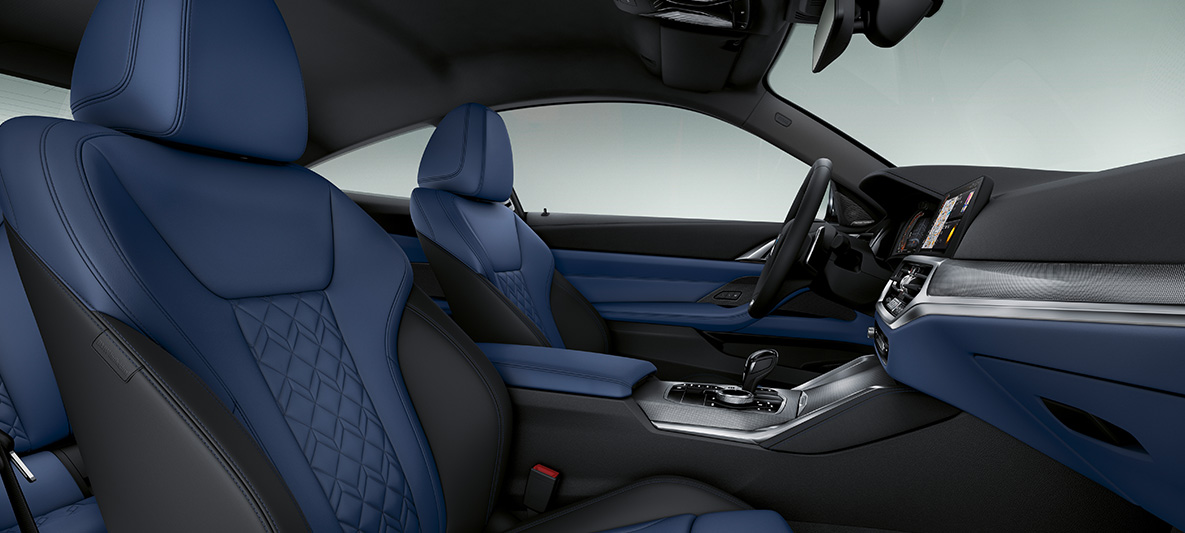 Merino odos apdaila Fjord Blue/Black mėlynos/juodos spalvos, BMW 4 serijos kupė Individual G22 2020 interjeras BMW Individual išplėstinė Merino odos apdaila Fjord Blue/Black raudonos/juodos spalvos, BMW 4 serijos kupė Individual G22 2020 interjeras, vairuotojo erdvė