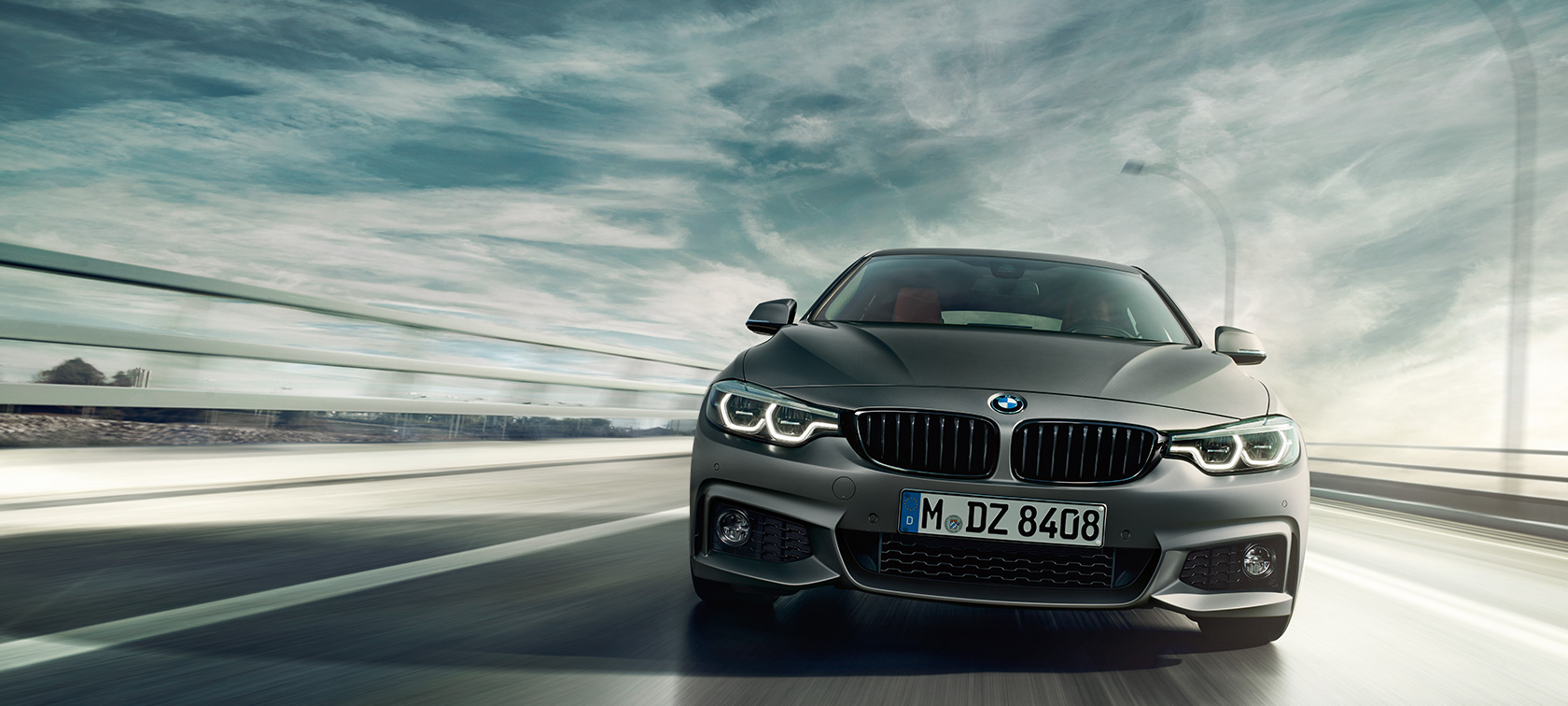 BMW 4 serijos Gran Coupé, važiuojančio automobilio vaizdas BMW 4 serijos Gran Coupé, važiuojančio automobilio vaizdas