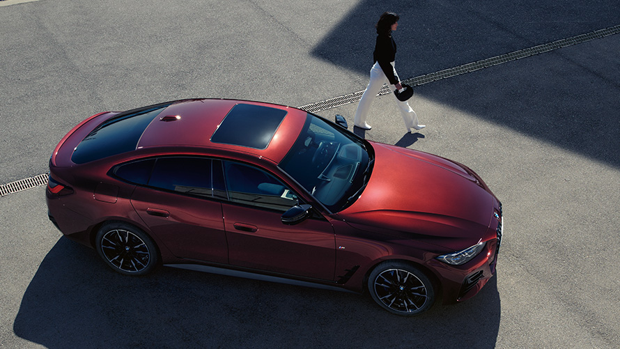 BMW 4 serijos Gran kupė (G26) BMW Individual raudonos metalizuotos Aventurin Red kėbulo spalvos, vaizdas iš paukščio skrydžio BMW 4 serijos Gran kupė (G26) BMW Individual raudonos metalizuotos Aventurin Red kėbulo spalvos, vaizdas iš paukščio skrydžio