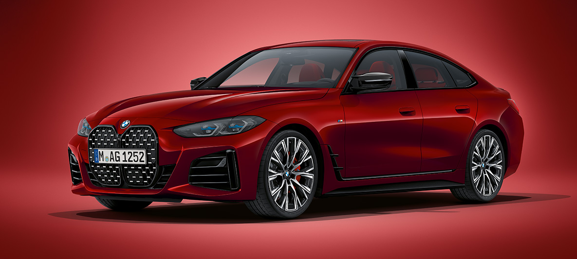 BMW 4 serijos Gran kupė (G26) 2021, BMW Individual raudonos metalizuotos Aventurin Red kėbulo spalvos BMW 4 serijos Gran kupė (G26) 2021, BMW Individual raudonos metalizuotos Aventurin Red kėbulo spalvos, stovinčio automobilio trijų ketvirčių vaizdas iš priekio