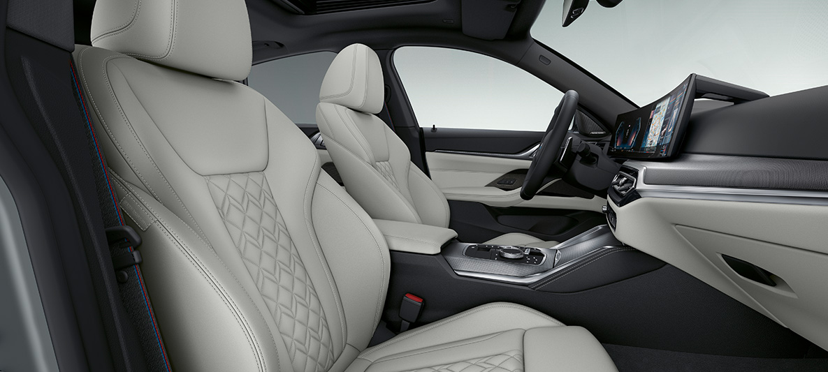Merino odos interjero apdaila dramblio kaulo Ivory White spalvos, BMW 4 serijos Gran kupė (G26) 2021 interjeras BMW Individual išpėstinė Merino odos interjero apdaila dramblio kaulo Ivory White spalvos, BMW 4 serijos Gran kupė (G26) 2021 interjeras, vairuotojo erdvė