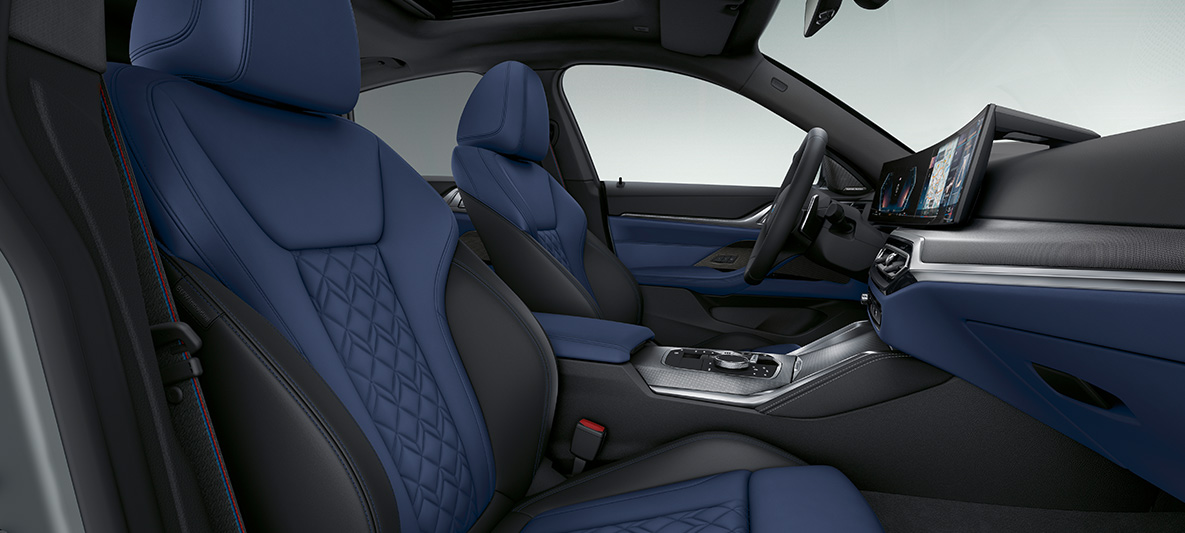 Mėlynos/juodos spalvos Merino Fjord Blue/Black odos interjero apdaila, BMW 4 serijos Gran kupė (G26) 2021, interjeras BMW Individual išplėstinė mėlynos/juodos spalvos Merino Fjord Blue/Black odos interjero apdaila, BMW 4 serijos Gran kupė (G26) 2021, interjeras, vairuotojo erdvė