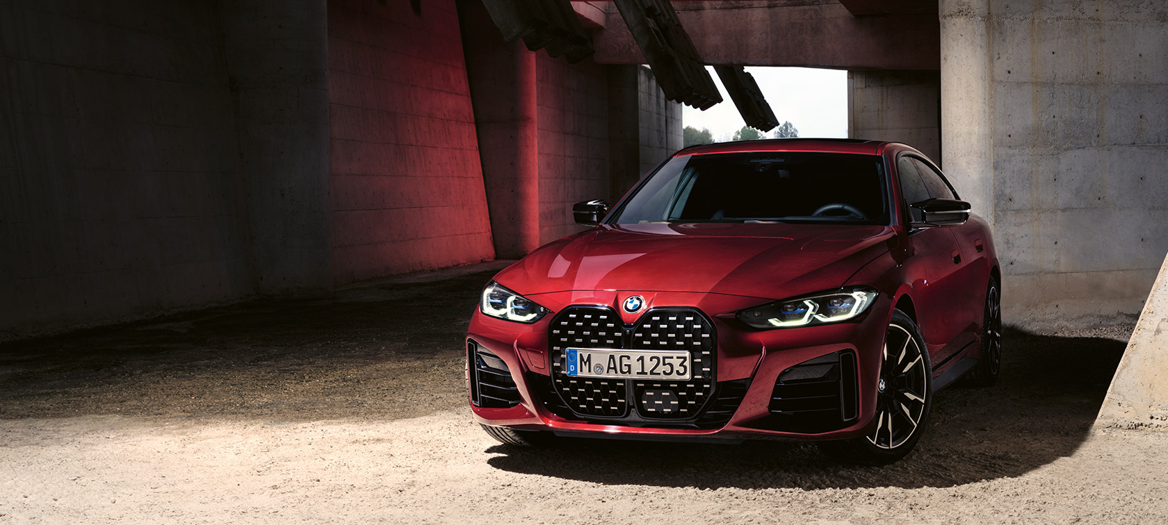 BMW 4 serijos Gran kupė (G26) BMW Individual raudonos metalizuotos Aventurin Red kėbulo spalvos, trijų ketvirčių vaizdas iš priekio