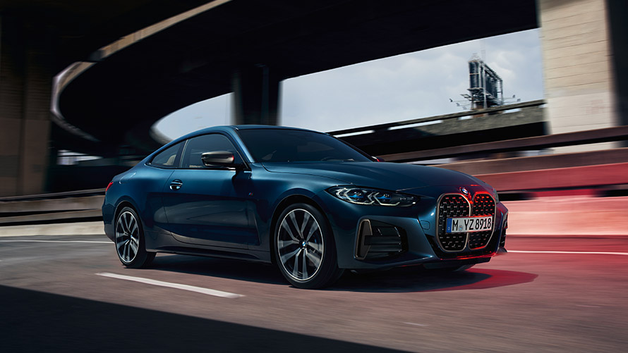 BMW 4 serijos kupė G22 trijų ketvirčių vaizdas iš šono kelyje BMW 4 serija BMW 4 serijos kupė G22 antroji karta, trijų ketvirčių vaizdas iš šono kelyje