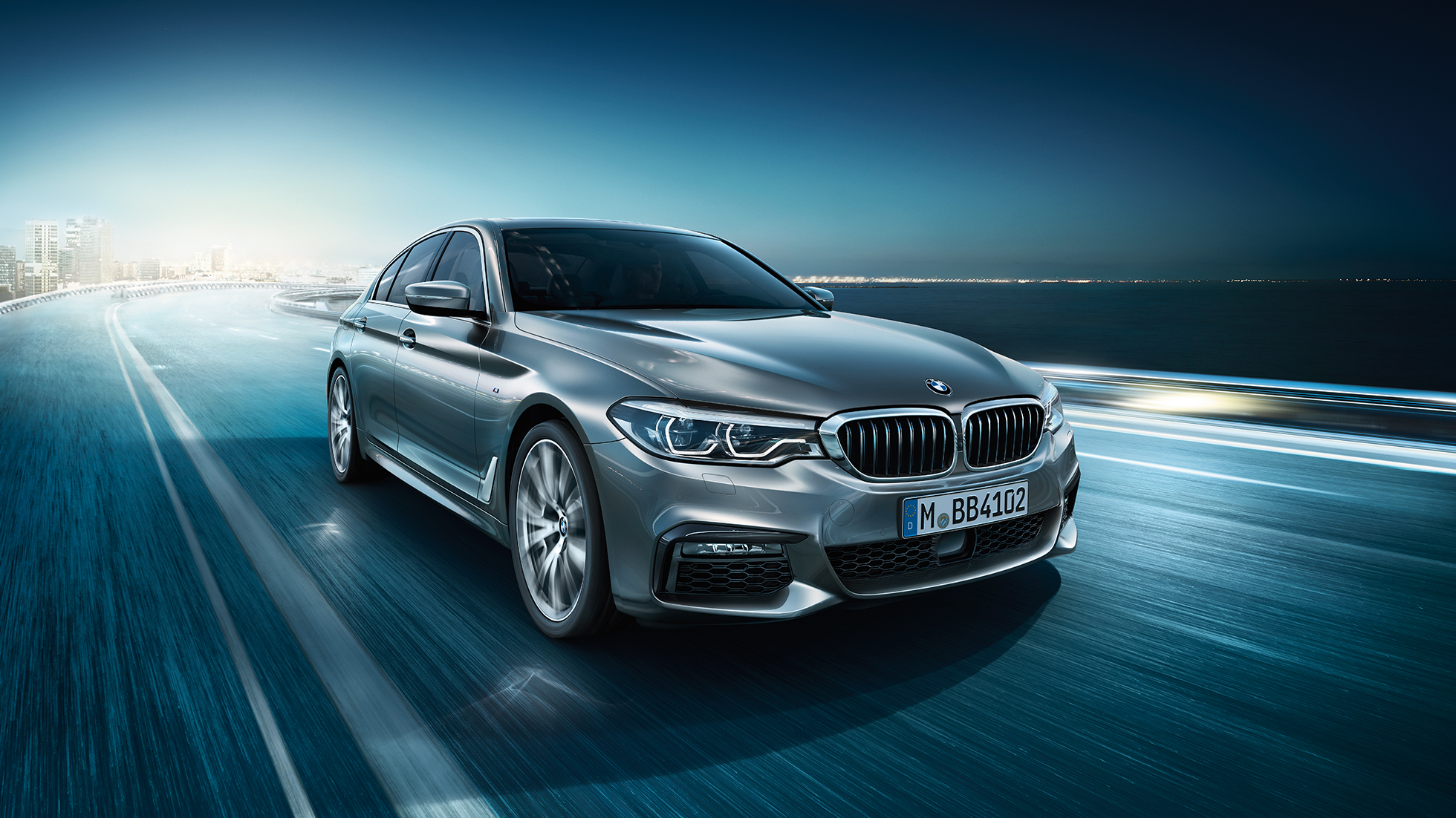 BMW 5 serijos sedano dizainas BMW 5 serijos sedanas 540i sedanas G30 Bluestone metaliko spalvos trijų ketvirčių vaizdas iš priekio