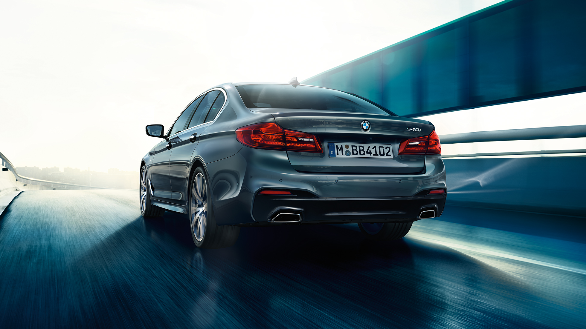 BMW 5 serijos sedano galas BMW 5 serijos sedanas 540i sedanas G30 Bluestone metaliko spalvos vaizdas iš galo