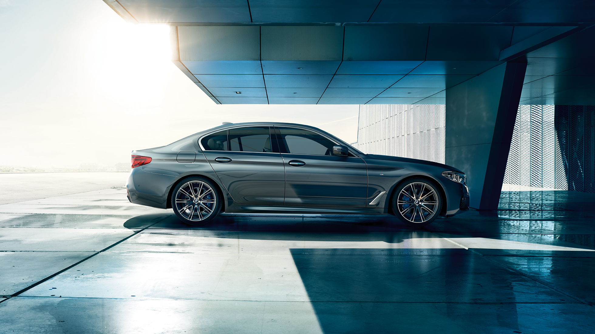 BMW 5 serijos sedano dizaino vaizdas iš šono BMW 5 serijos sedanas 540i sedanas G30 Bluestone metaliko spalvos vaizdas iš šono